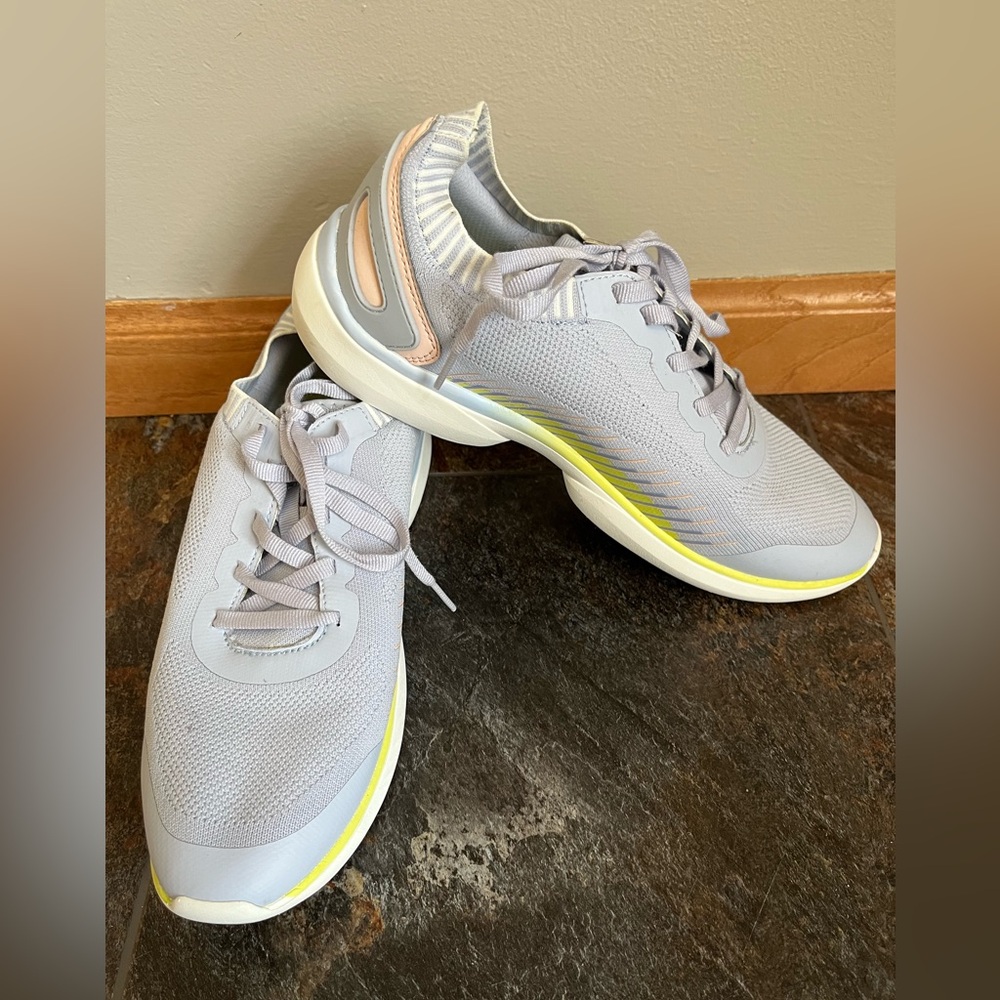Women’s Vionic Embolden knit lightweight sneaker shoe. Size 9.5
